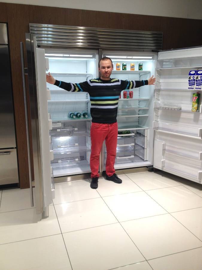 Холодильник 1000000 рублей. Холодильник за 3 миллиона рублей. Холодильник за 1000 рублей. Самый большой холодильник в мире.