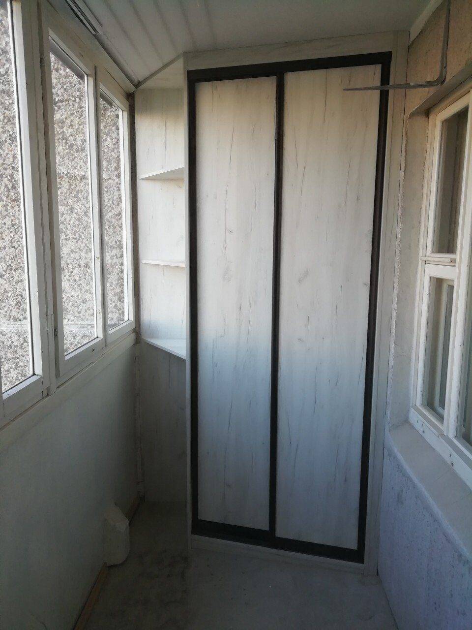 Угловые шкафы на балкон (33 фото): встроенные модели на лоджию
