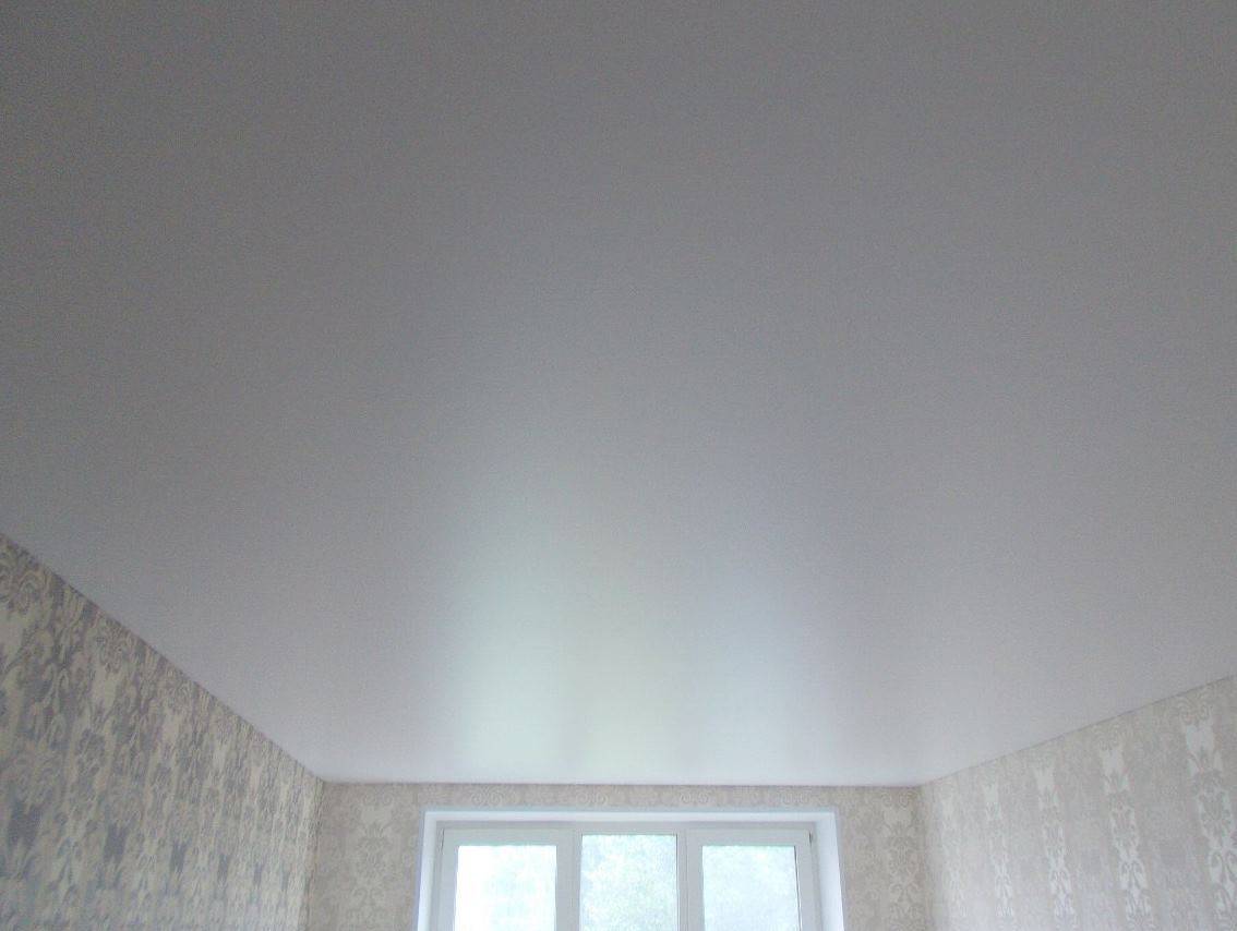 Сатиновый натяжной потолок: плюсы и минусы покрытия