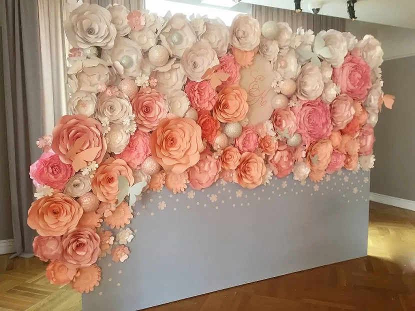 Как крепить фотозону. Фотозона бумажные цветы. Объемные цветы на стену. Бумажные цветы на стену. Стена из цветов для фотосессии.