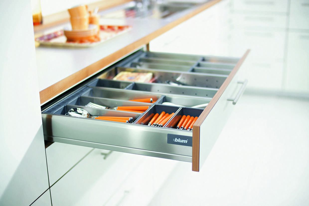 Кухонные доводчики blum. Blum фурнитура Tandembox. Фурнитура Hettich и Blum. Ящик тандембокс Blum. Фурнитура Блюм и Хеттих.