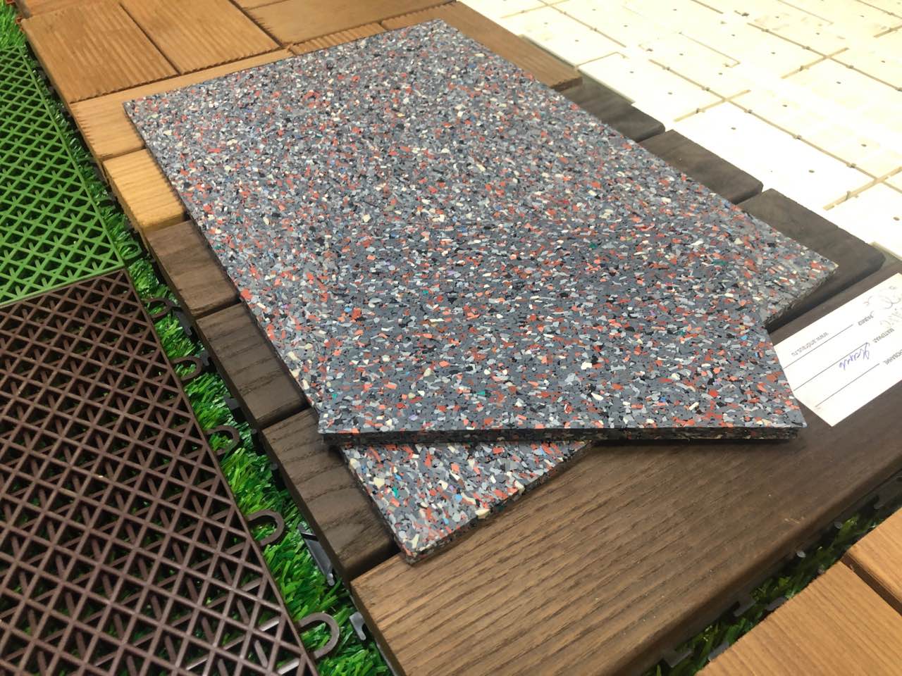 Рулонное резиновое покрытие KRAITEC Top 3мм (1,25х20м). Резиновые рулонные покрытия Регупол. Резиновый настил для улицы. Резиновая плитка для террасы.
