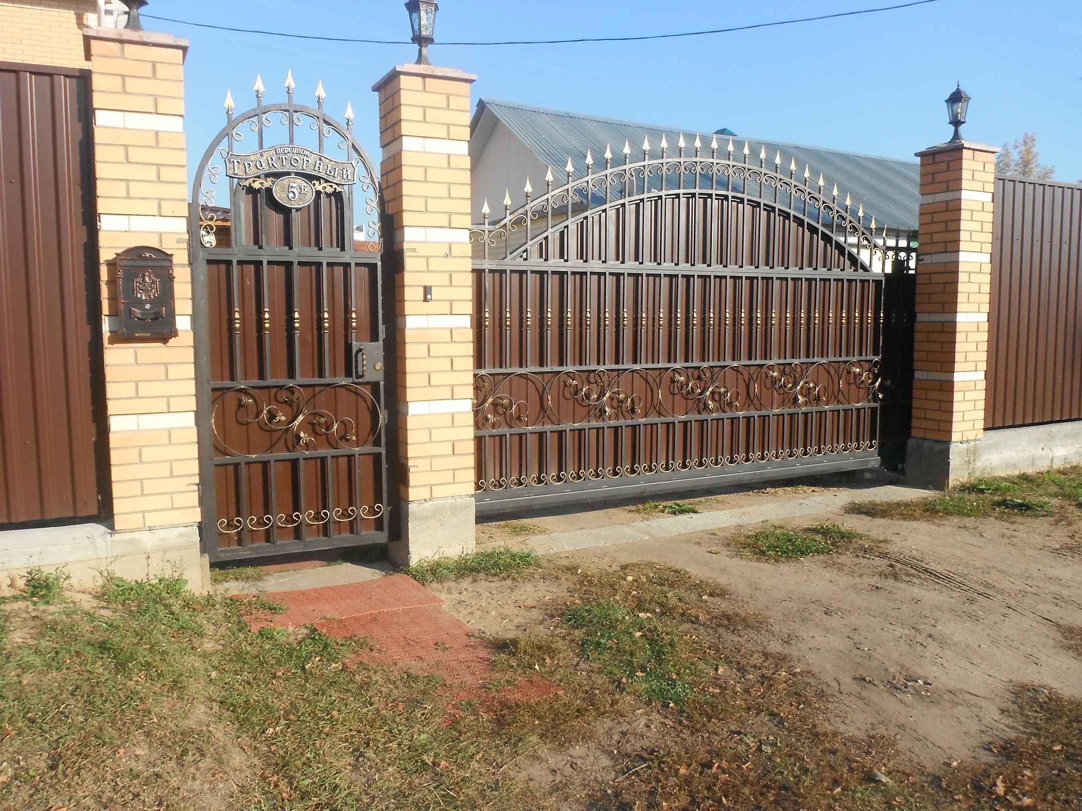 Самые красивые кованые ворота с калиткой для частного дома: эскизы простых и дизайнерских конструкций, узоры любого стилях, изготовлении своими руками