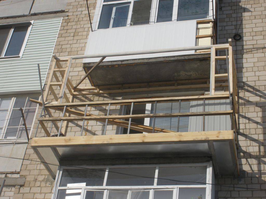Обшивка сайдингом балкона снаружи: внешняя отделка и наружная профлистом своими руками