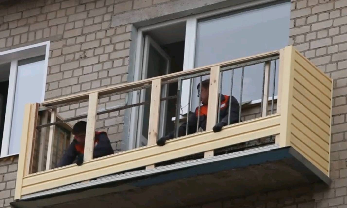 Как обшить балкон сайдингом своими руками, инструкция как крепить облицовку, а также наружная отделка балкона профнастилом и профлистом, фото обшитых фасадов