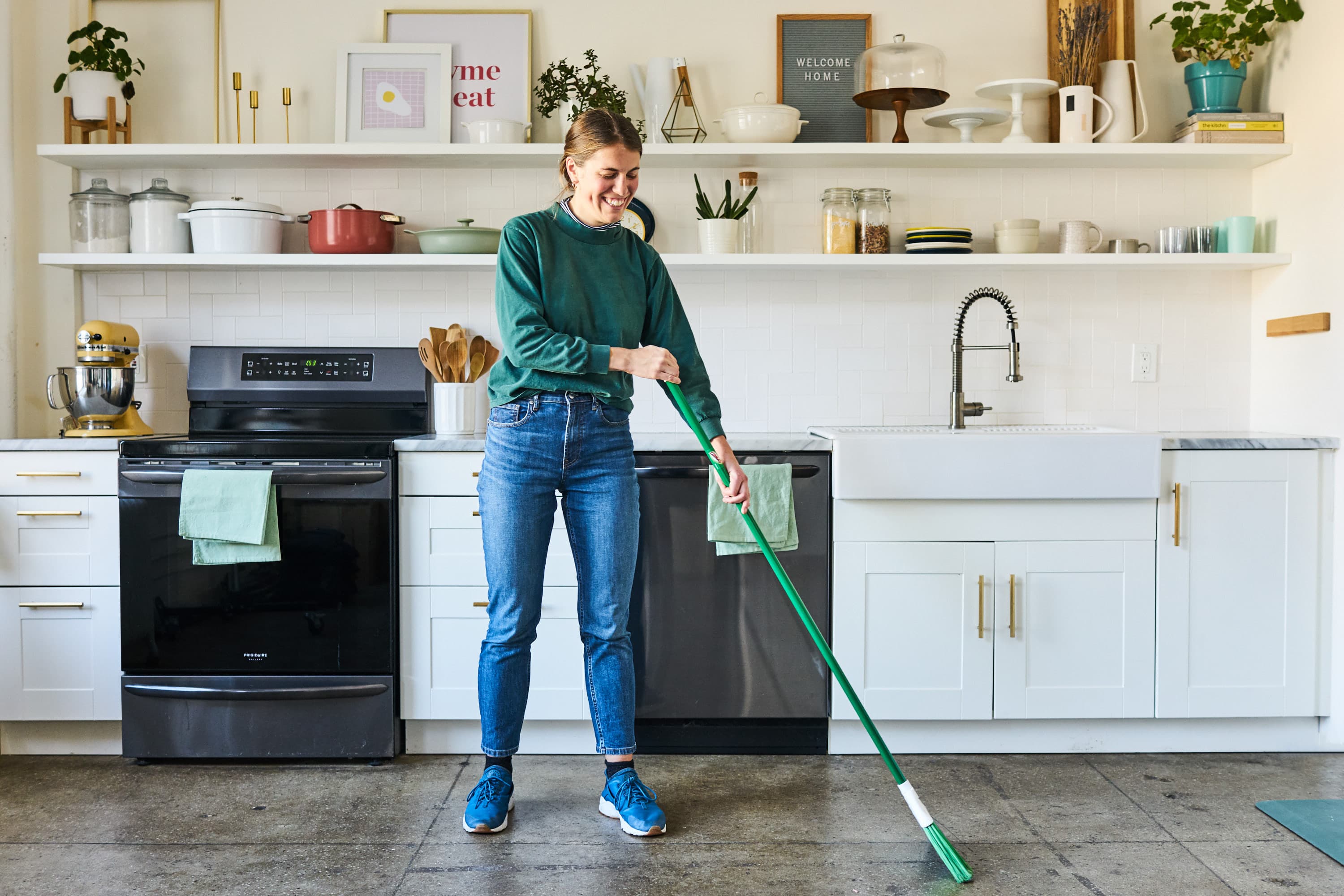 Начни убираться дома. Уборка кухни. Генеральная уборка кухни. Уборка кухни фото. Smart для уборки.