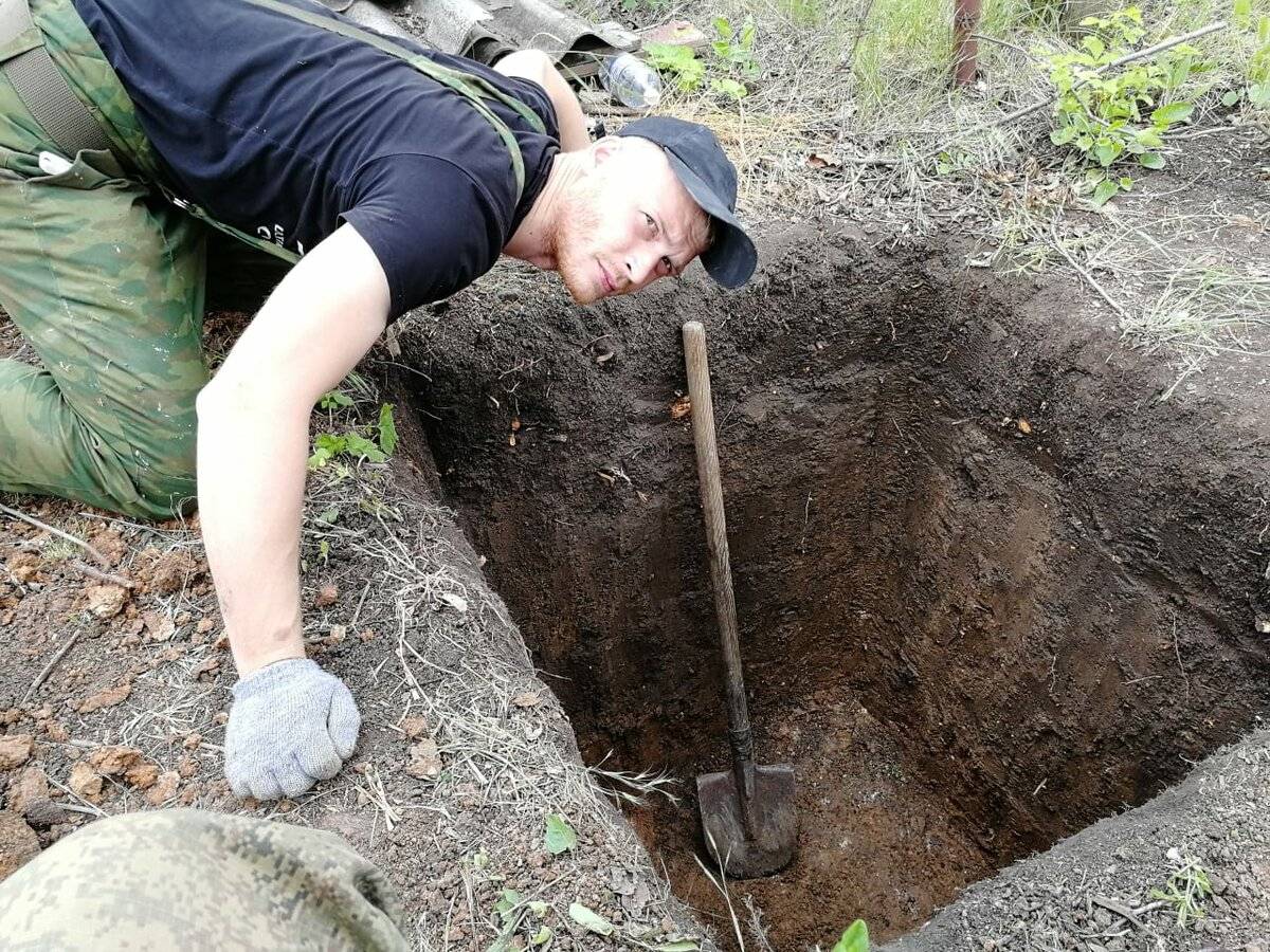 К чему снится сон копать землю. Копает яму. Копка ямы. Выкопанная яма. Выкапывание ямы.