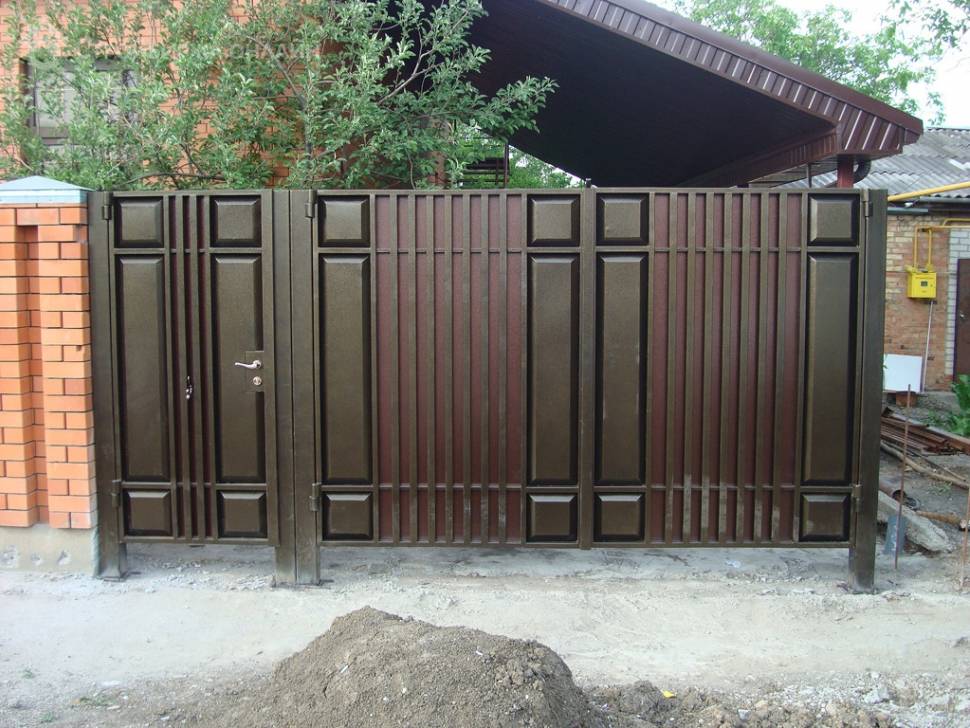 Ворота распашные металлические с калиткой из профнастила