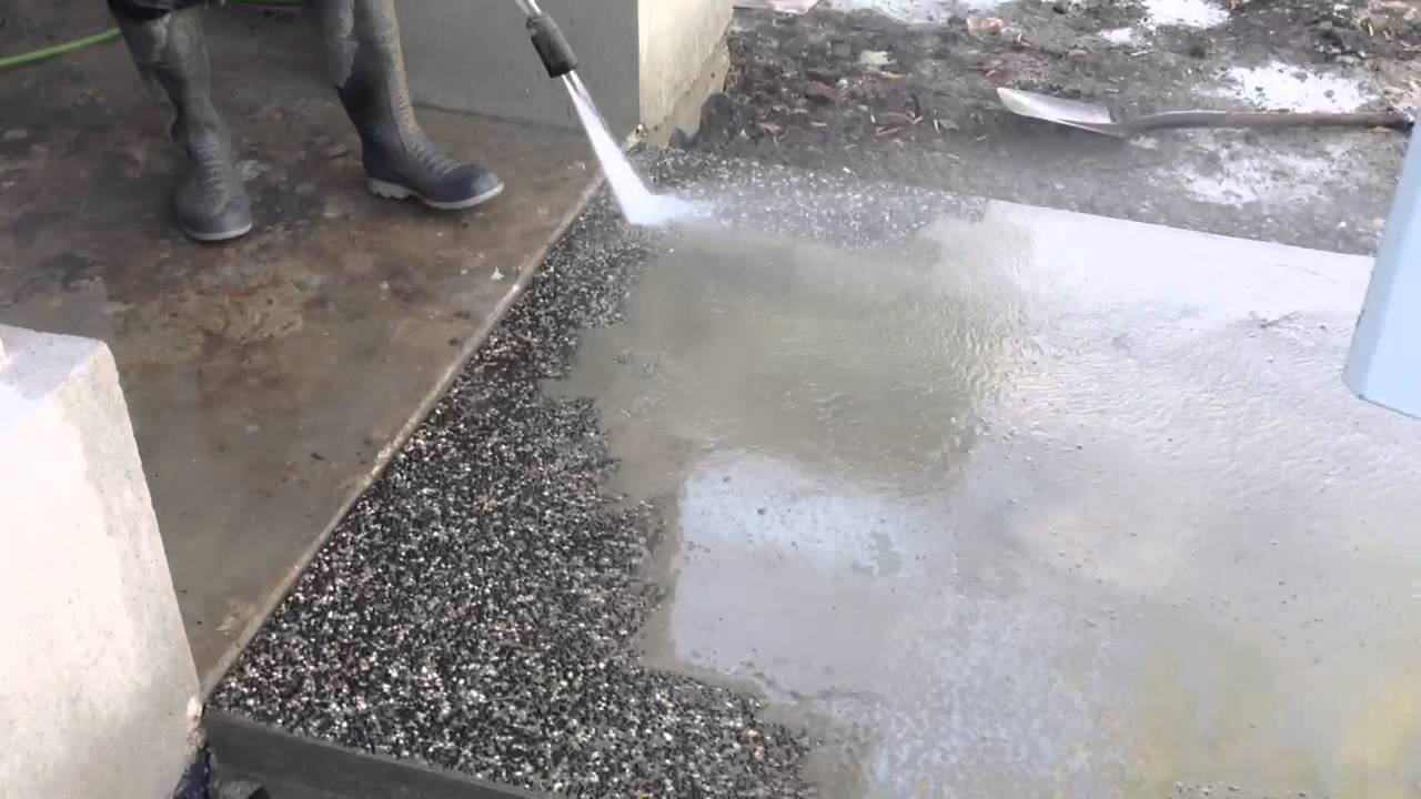 Жидкая крошка. Технология вымывания бетона. Цементное молочко для проливки щебня. Щебень для бетона. Мытый бетон дорожки.