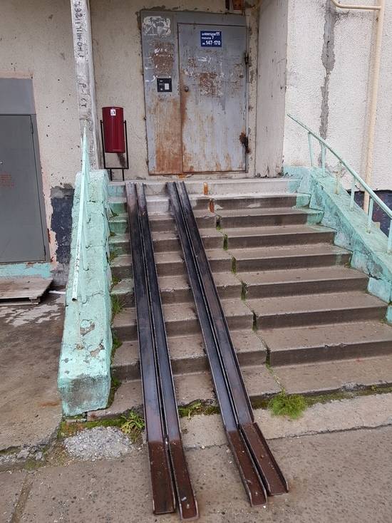 Установка пандуса в подъезде по закону