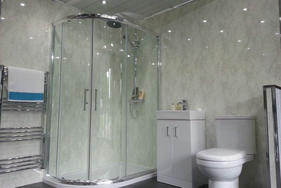 Отделка ванной комнаты пластиковыми панелями: фото дизайна и нюансы при работе с пвх