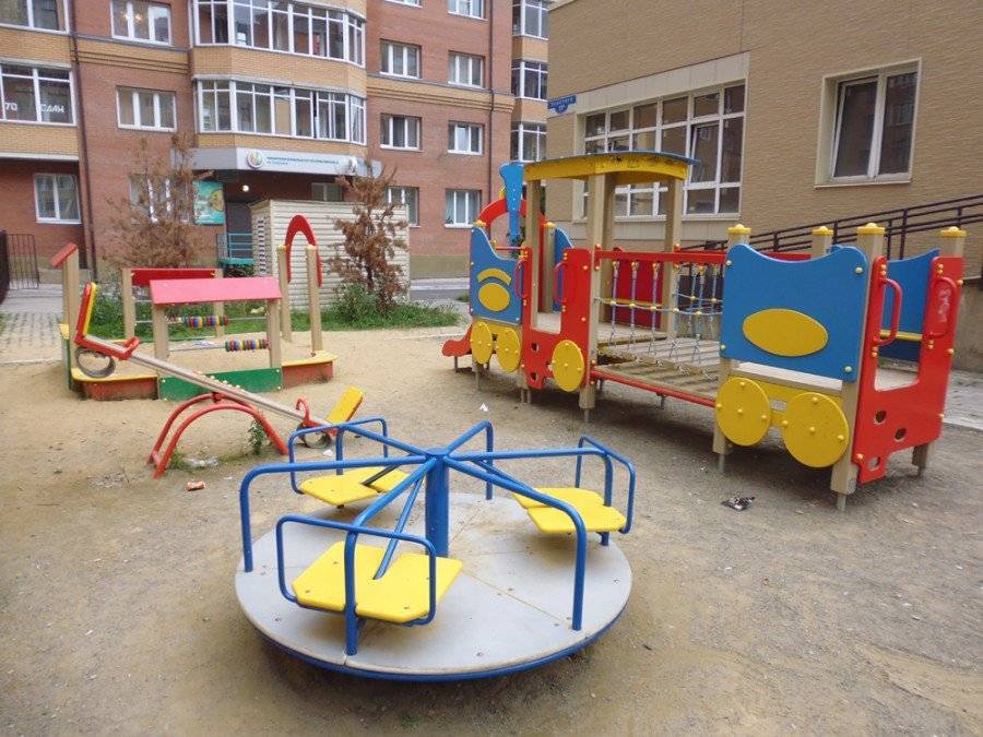 Требования к детским и спортивным площадкам на придомовой территории жилого многоэтажного дома