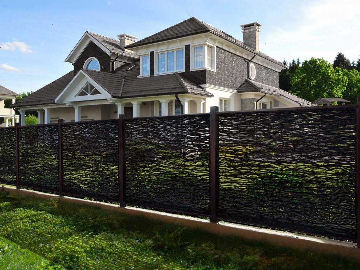 Какие недорогие заборы. Красивый забор. Заборы для частного дома. Красивый фасадный забор. Стильный забор.