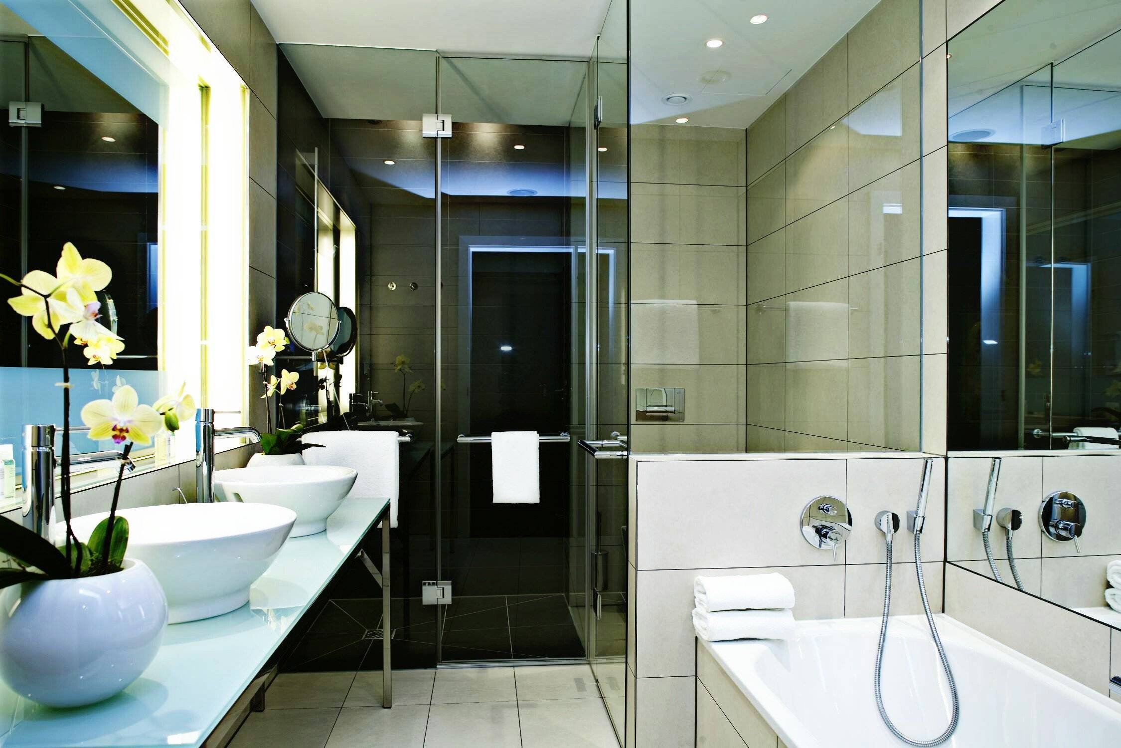 Фото ванной комнаты современный с туалетом. Ванная интерьер. Дизайнерская ванная комната. Ванные комнаты в современном стиле. Уютная ванная комната.
