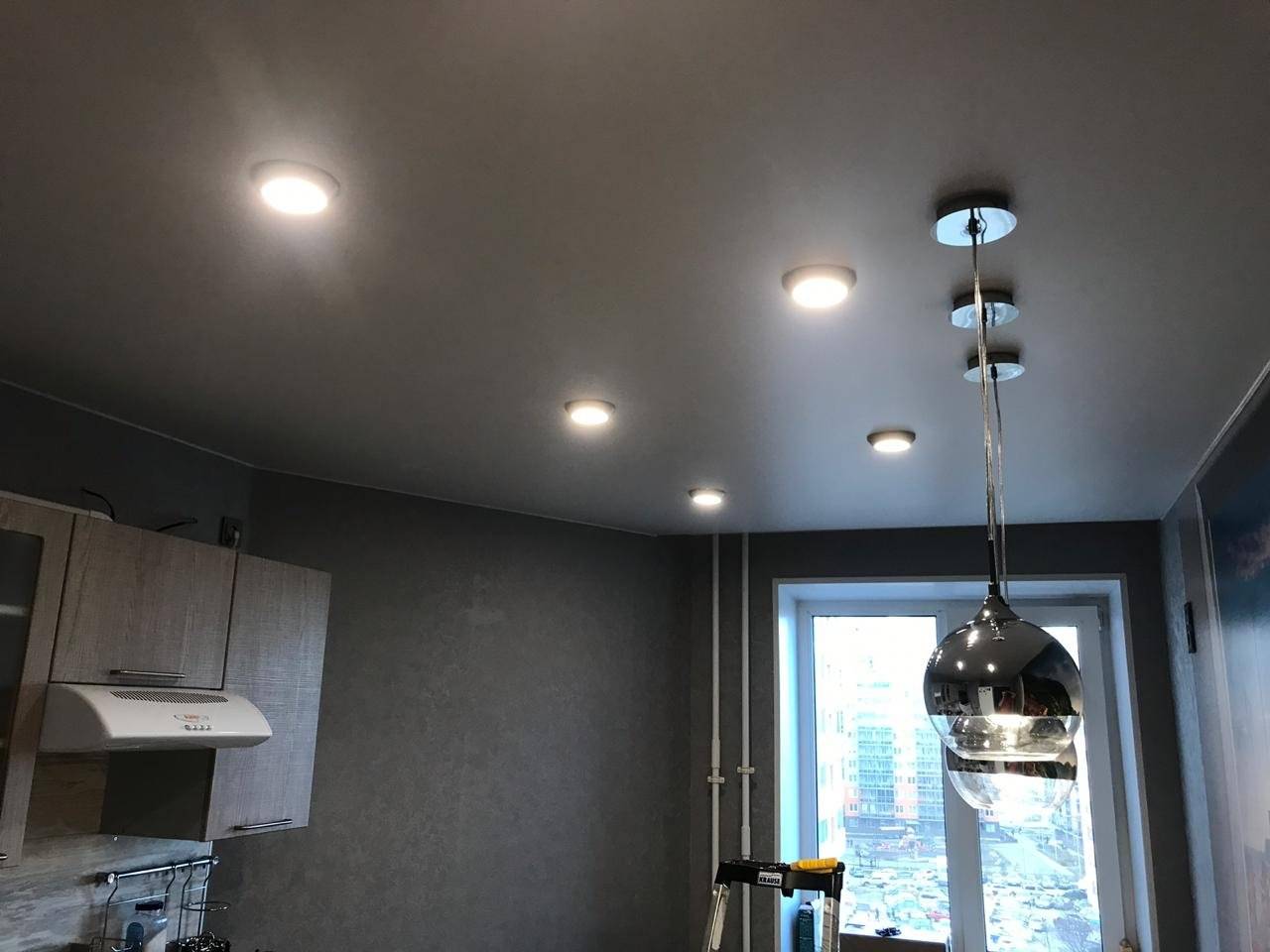 дизайн светильников на натяжном потолке на кухне
