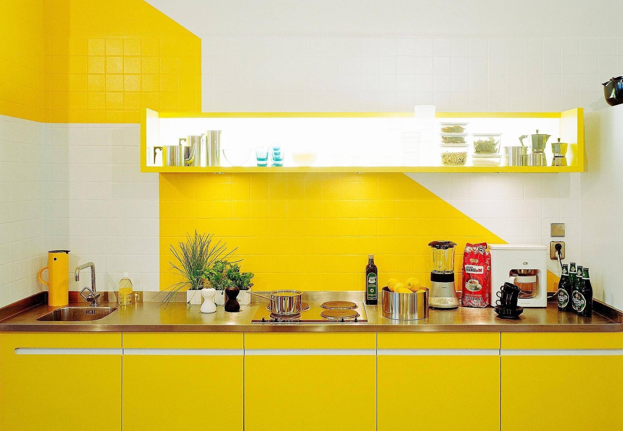 Бело желтая кухня. Желтые кухни. Кухня в желтом цвете. Кухня лимонного цвета. Кухонный гарнитур желтого цвета.