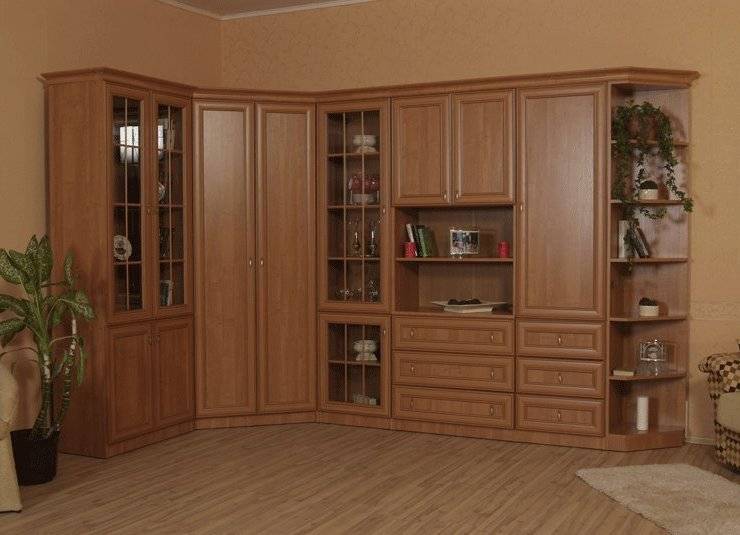 Угловая стенка в гостиную с телевизором в углу и вместительным платяным шкафом, современные стенки