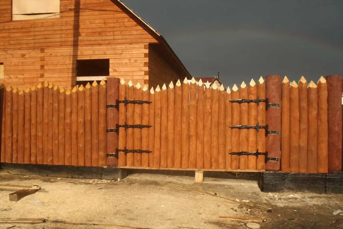 Забор из горбыля своими руками: фото, видео инструкция