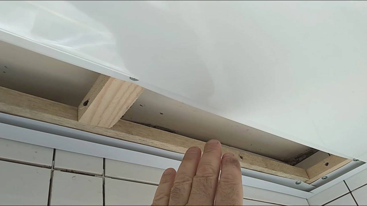 Как крепить пвх панели на потолок. Монтаж пластиковых панелей на потолок. Монтаж потолка из ПВХ панелей. Монтаж ПВХ панелей на потолок. Стык ПВХ панелей на потолке.