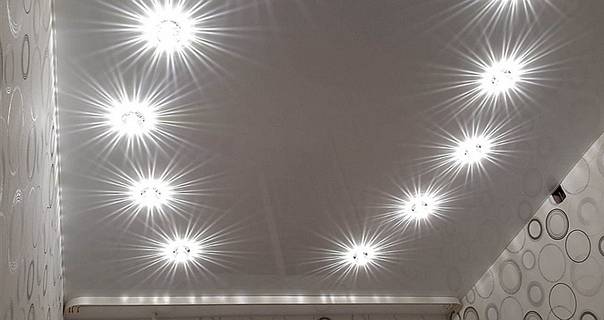 Расположение светильников на натяжном потолке:дизайн, монтаж, схемы