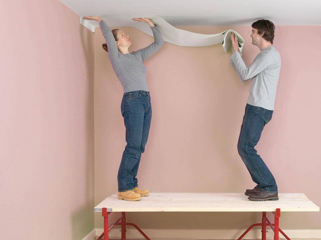 Клеить обои покраска стена. Клеить обои. Потолок обклеить обоями. Поклейка потолочных обоев. Наклеивание обоев на потолок.