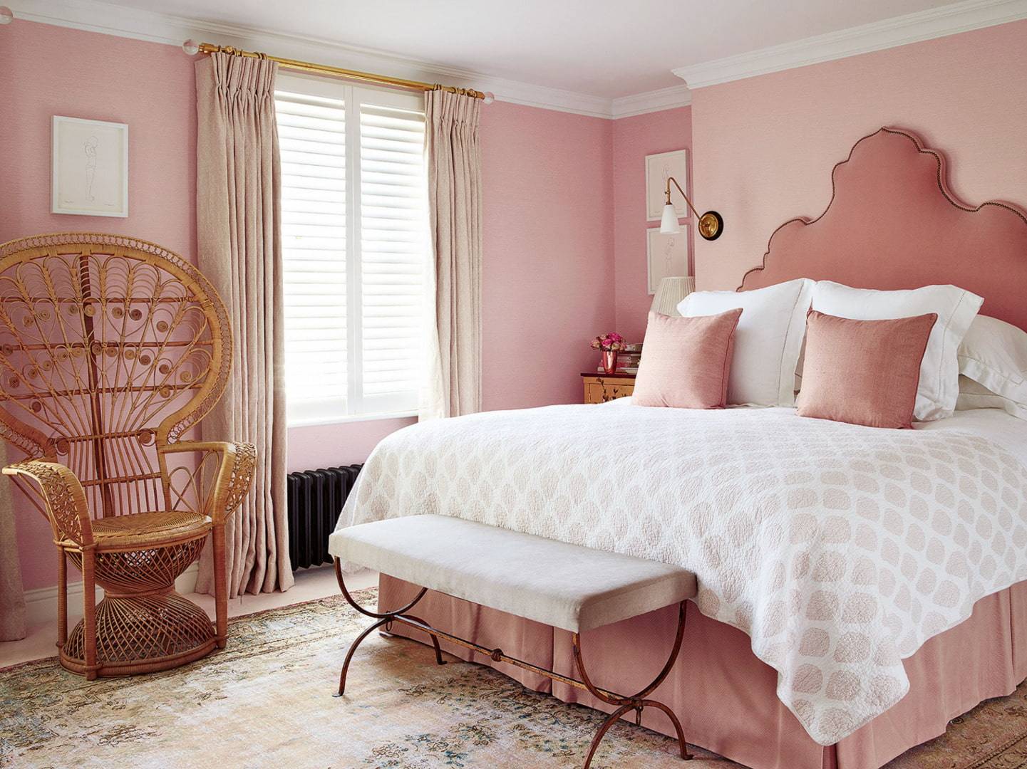 розовые стены в интерьере гостиной
