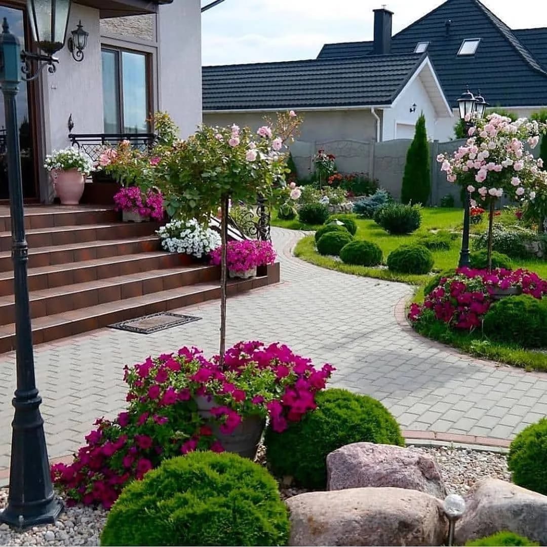 Фото цветов перед домом. Обустройство частного двора. Озеленение двора. Ландшафт двора. Современный ландшафт.