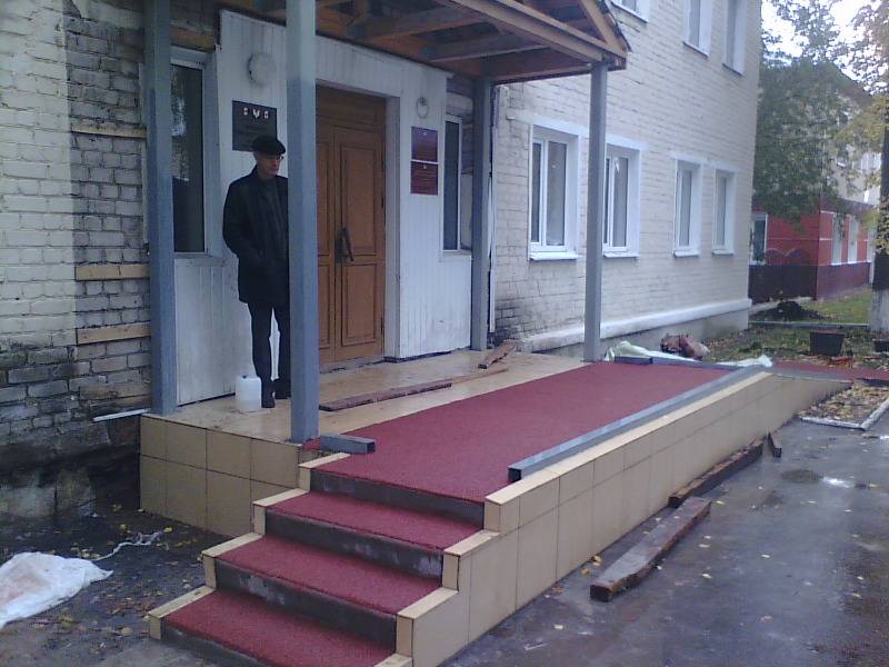 Ремонт в подъезде, разбитые окна и плитка: куда обращаться и что делать?