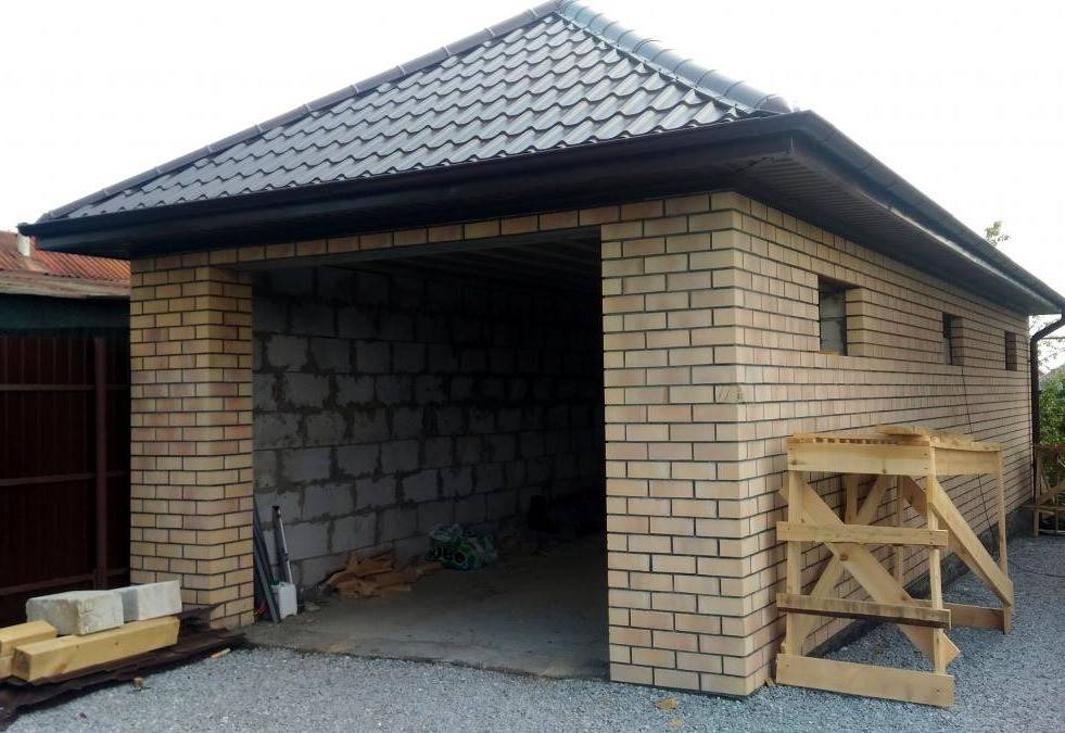 Гараж из кирпича – технология и нюансы возведения