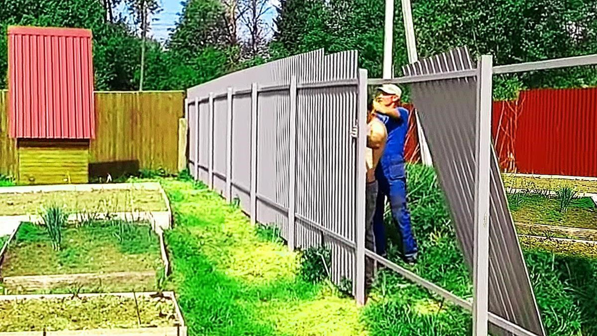Можно ставить глухой забор. Забор между участками. Забор между соседями. Дачный забор между соседями. Забор между дачами.