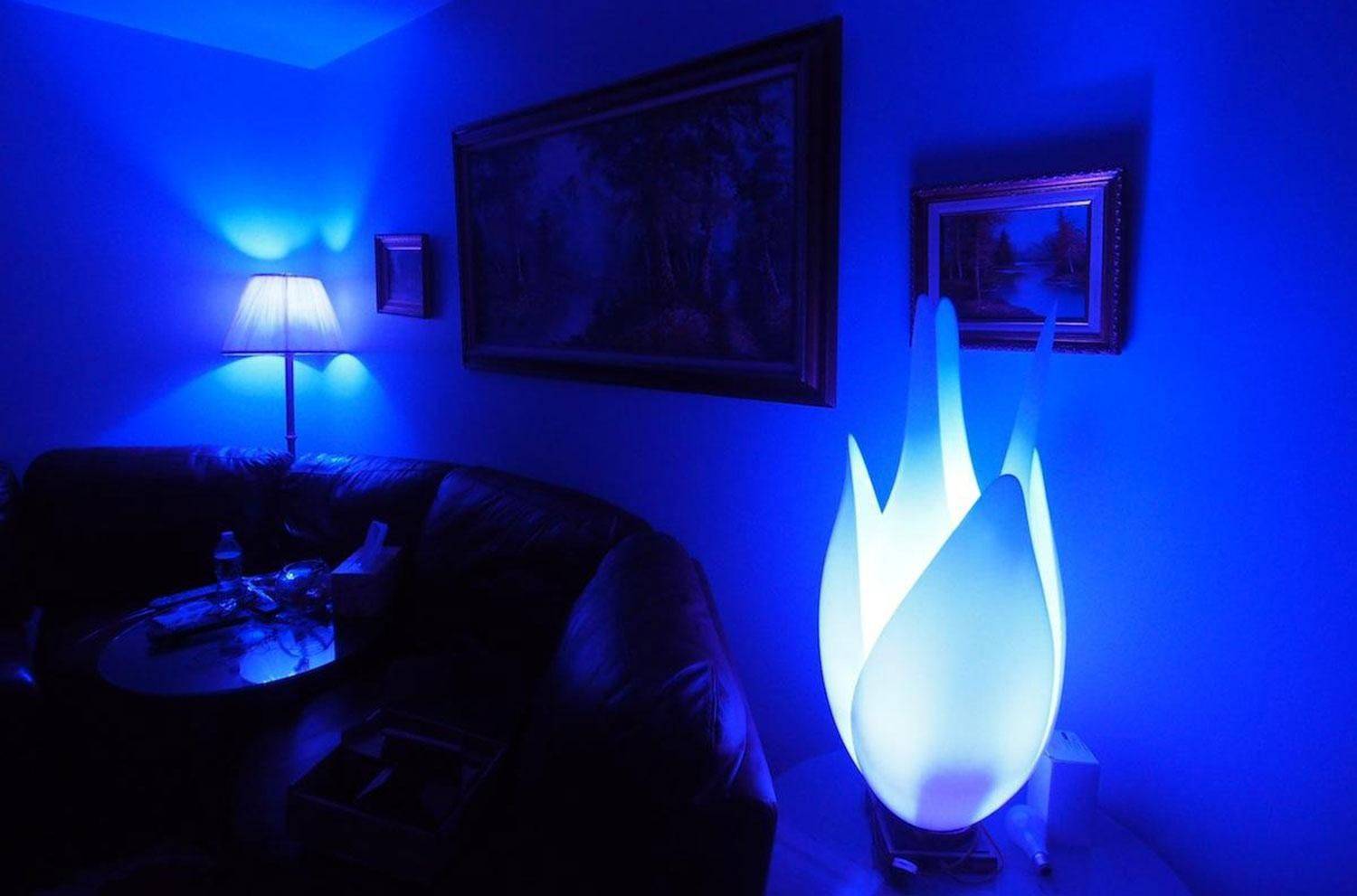 Комната с голубой подсветкой