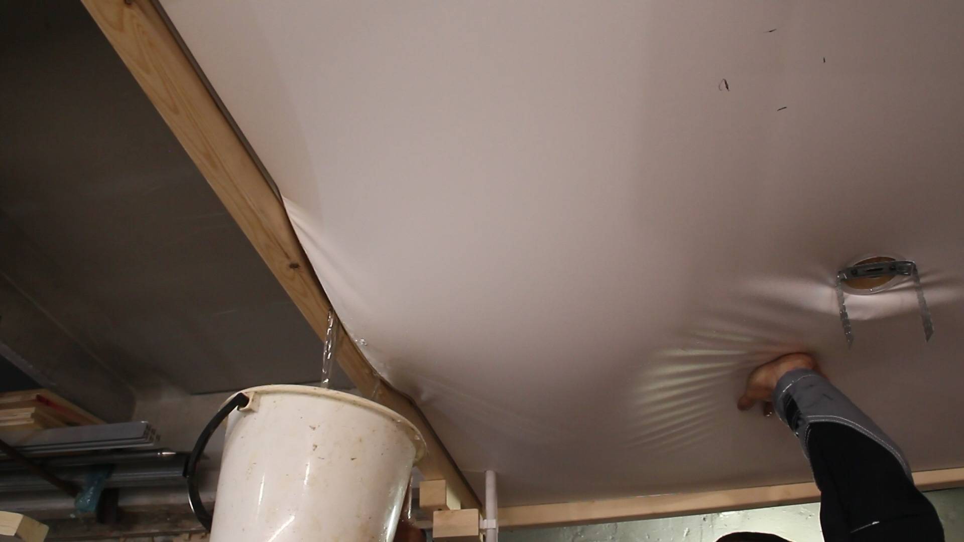Видео как слить воду с натяжного потолка. Слить воду из натяжного потолка. Провисает натяжной потолок. Вода в натяжном потолке.