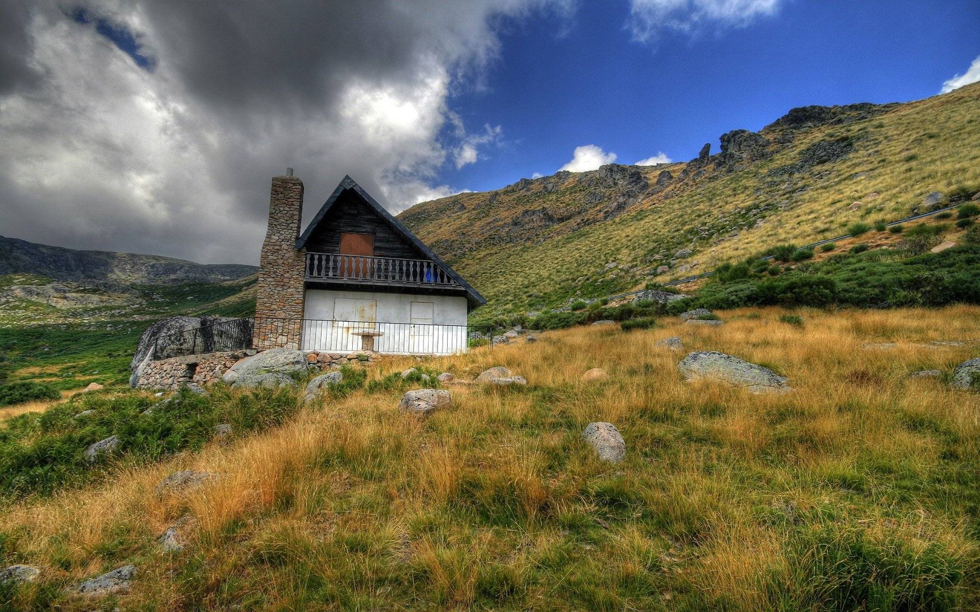 Гора на которой стоял дом была. Скандинавия Шотландия. Домик у подножья горы Норвегия. Майн Рид-уединенное жилище. Даниэль Шиндлер Архитектор проекты в Швейцарии.