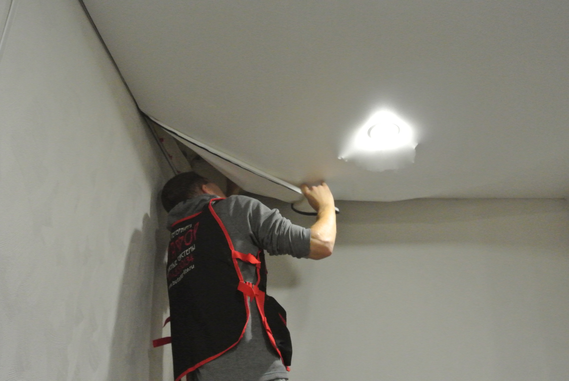 Как убрать натяжной потолок своими руками: видео демонтаж