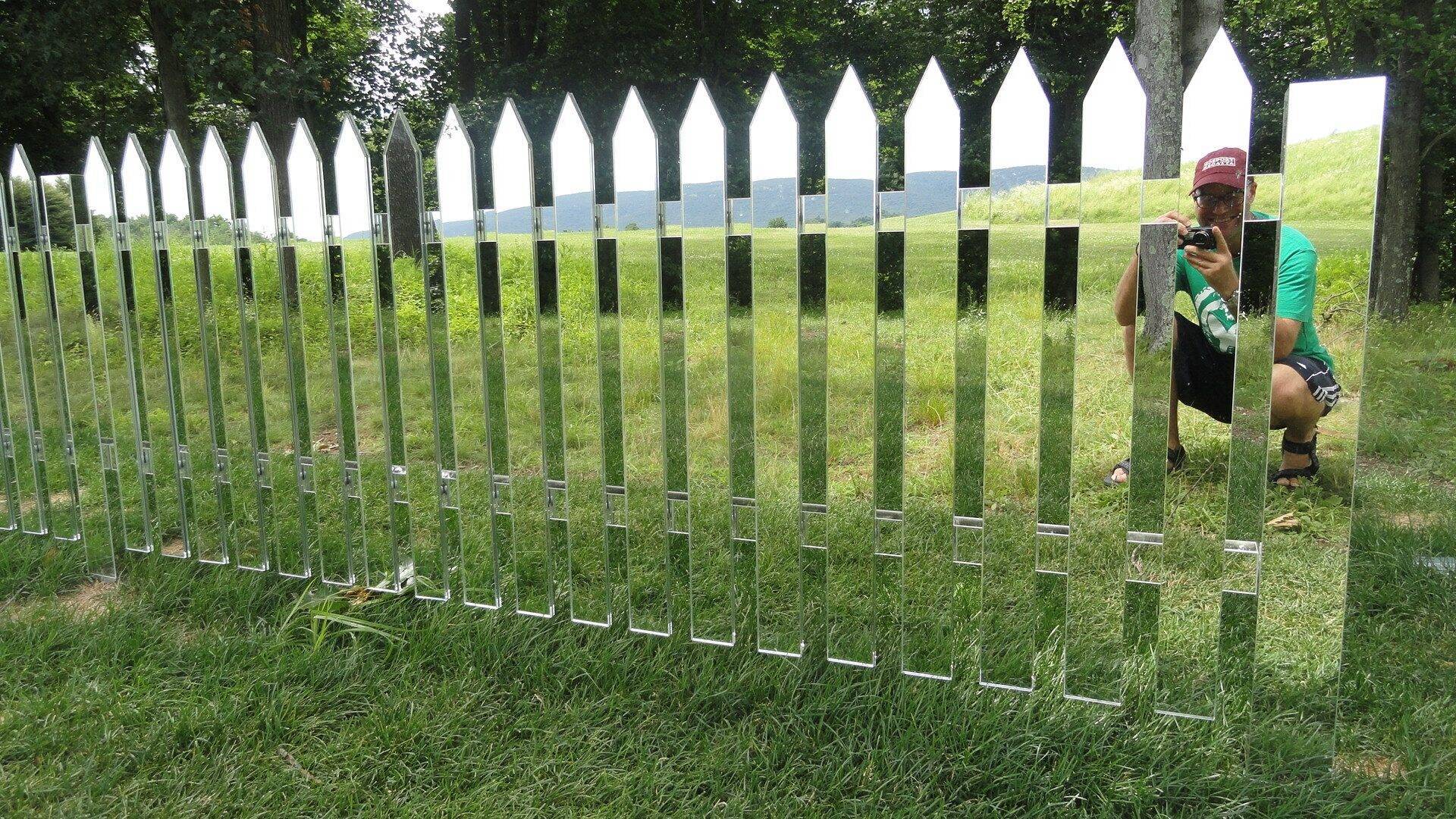 Можно ставить глухой забор. Необычный забор. Забор на дачном участке. Заборы и ограждения для дачи. Забор между соседями.
