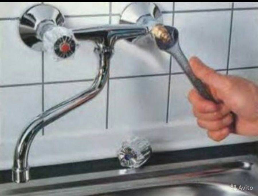 Почему вода бежит из крана. Кран Лемарк капает. Протека́ет смеситель в ванной. Протекающий кран. Потек кран на кухне.