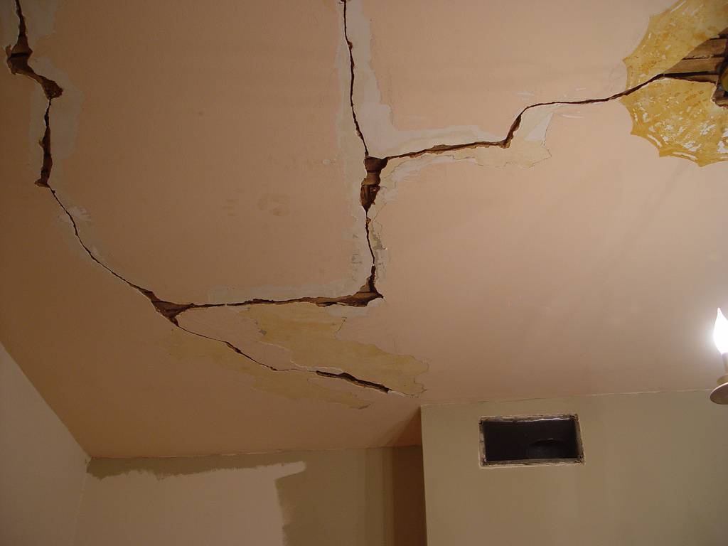 Трещина комната. Трещины на гипсокартонном потолке. Треснула штукатурка на потолке. Трещины штукатурки на потолке. Трещины на потолке из гипсокартона.