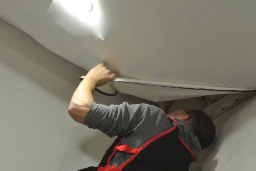 Как снять сторону натяжного потолка — снятие потолочной поверхности своими руками