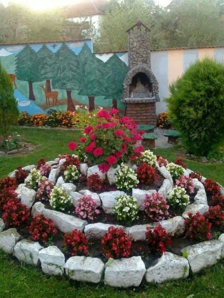 Клумба своими руками: 6 простых и красивых идей для дачи или сада, как сделать (фото)