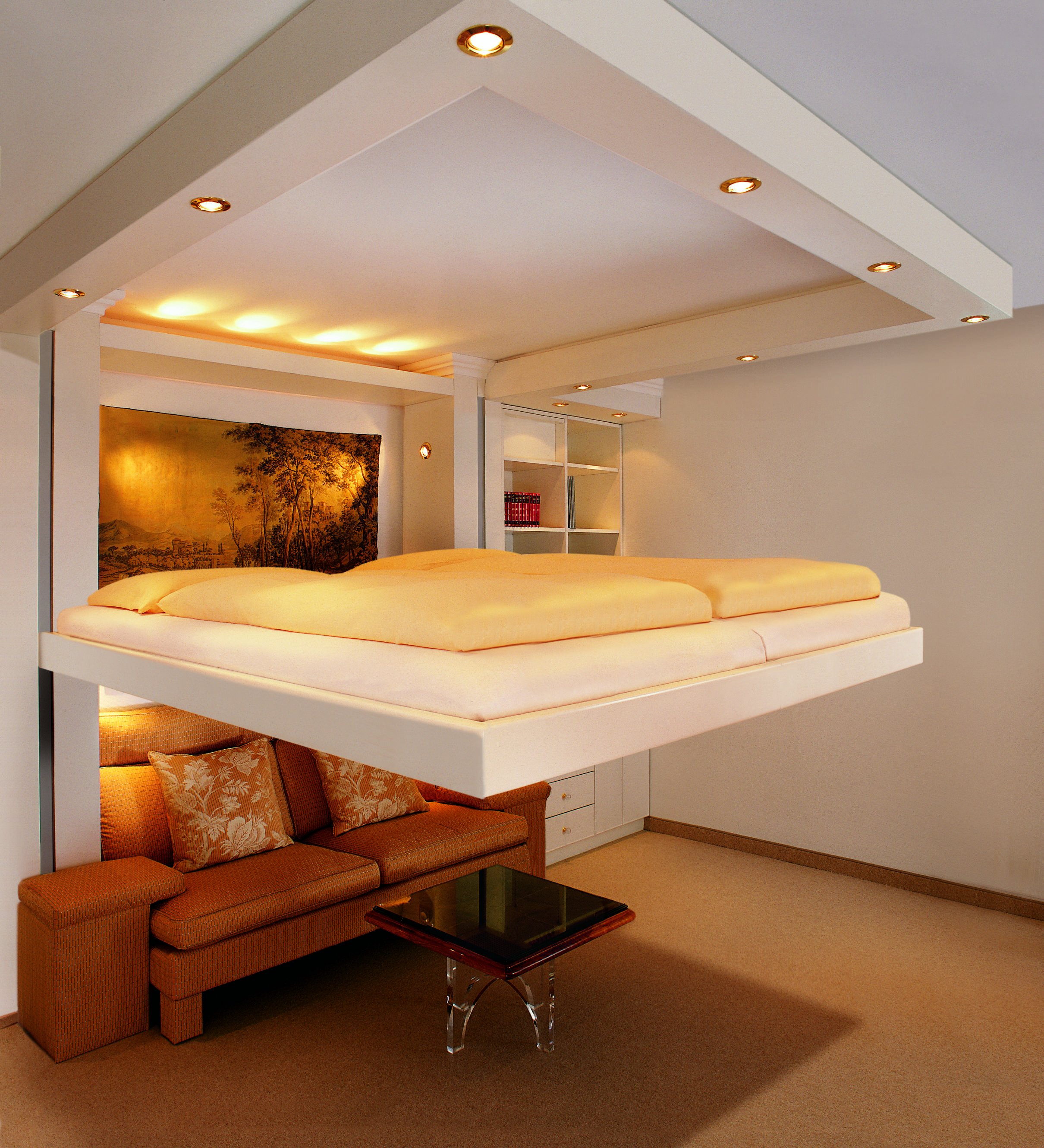 Кровать на потолке