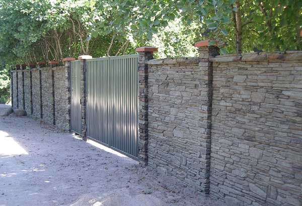 Забор из камня для загородного дома: 45 фото-идей