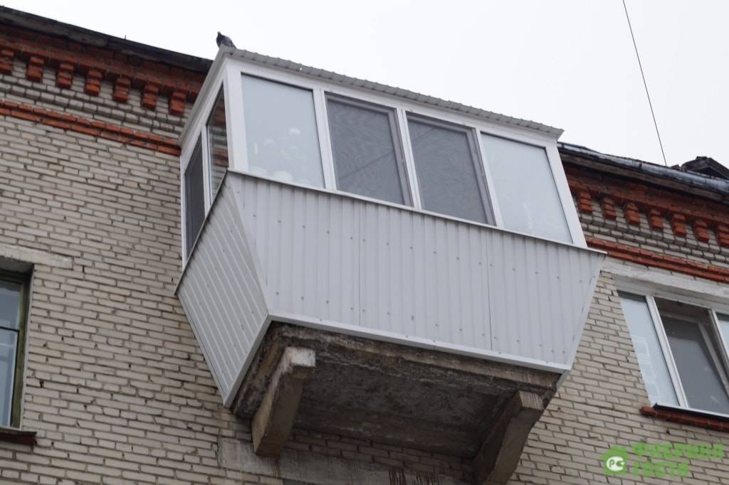 Холодное остекление балкона с выносом подоконника алюминиевым профилем