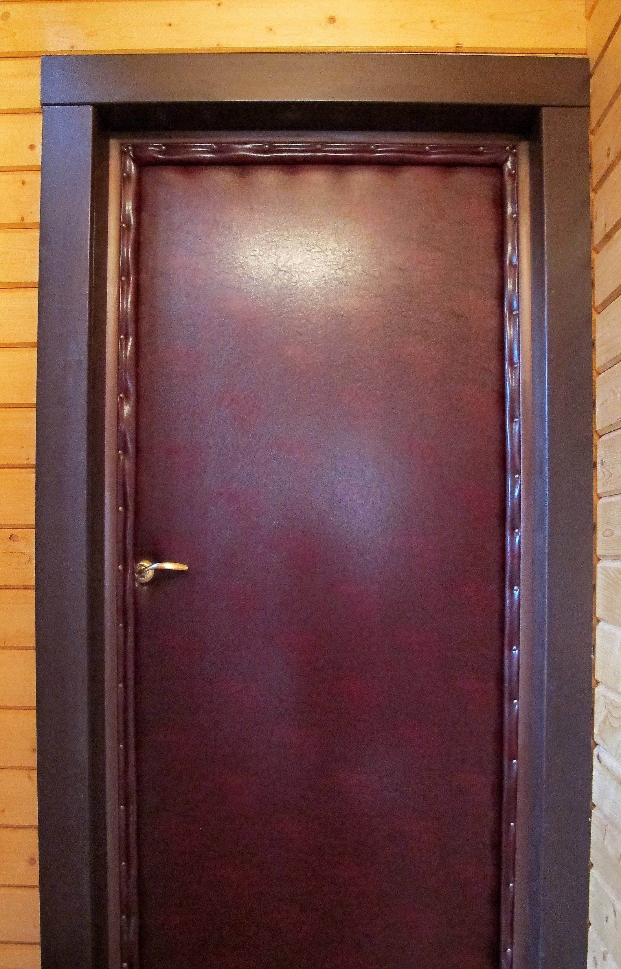 Дверь изолированная. Обшить входную дверь дермантином. Металлическая дверь обшитая деревом. Утеплить дверь входную деревянную. Обшить деревянную дверь.