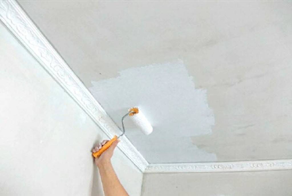 Белый крашенный потолок. Побелка потолка. Побелка стен водоэмульсионной краской. Крашеный потолок. Побелка потолка водоэмульсионной.