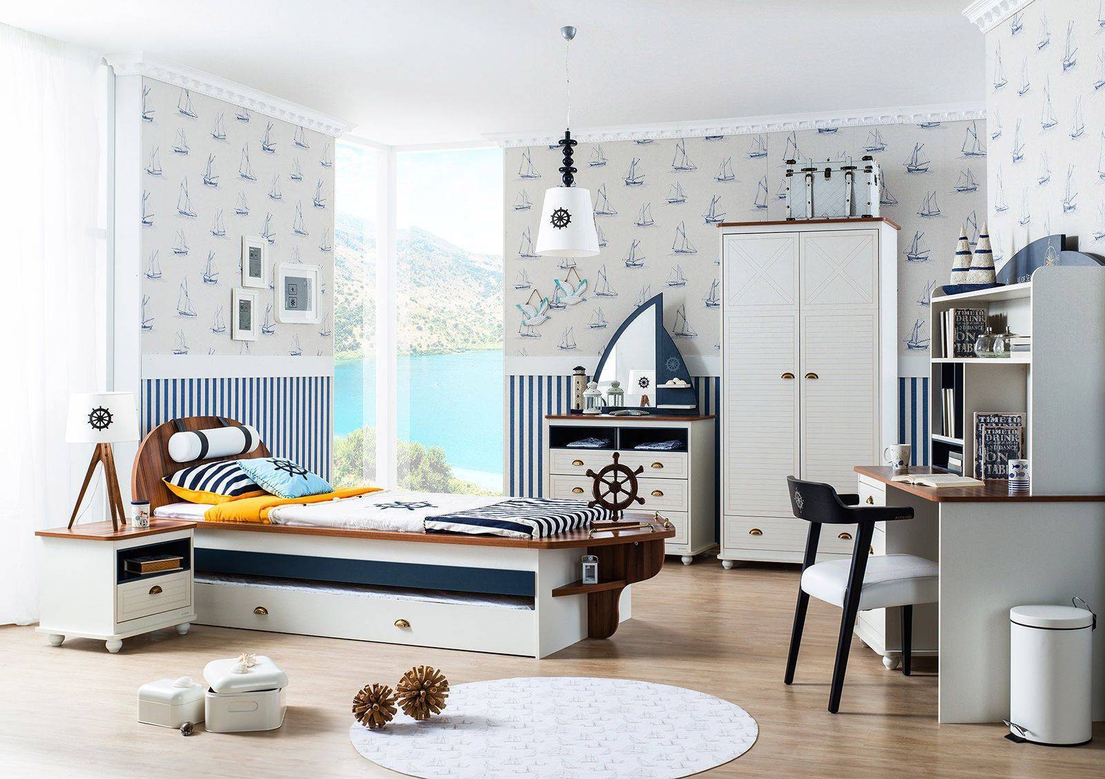 Детская в морском стиле: дизайн с люстрой, кроватью и шторами в комнате с фото