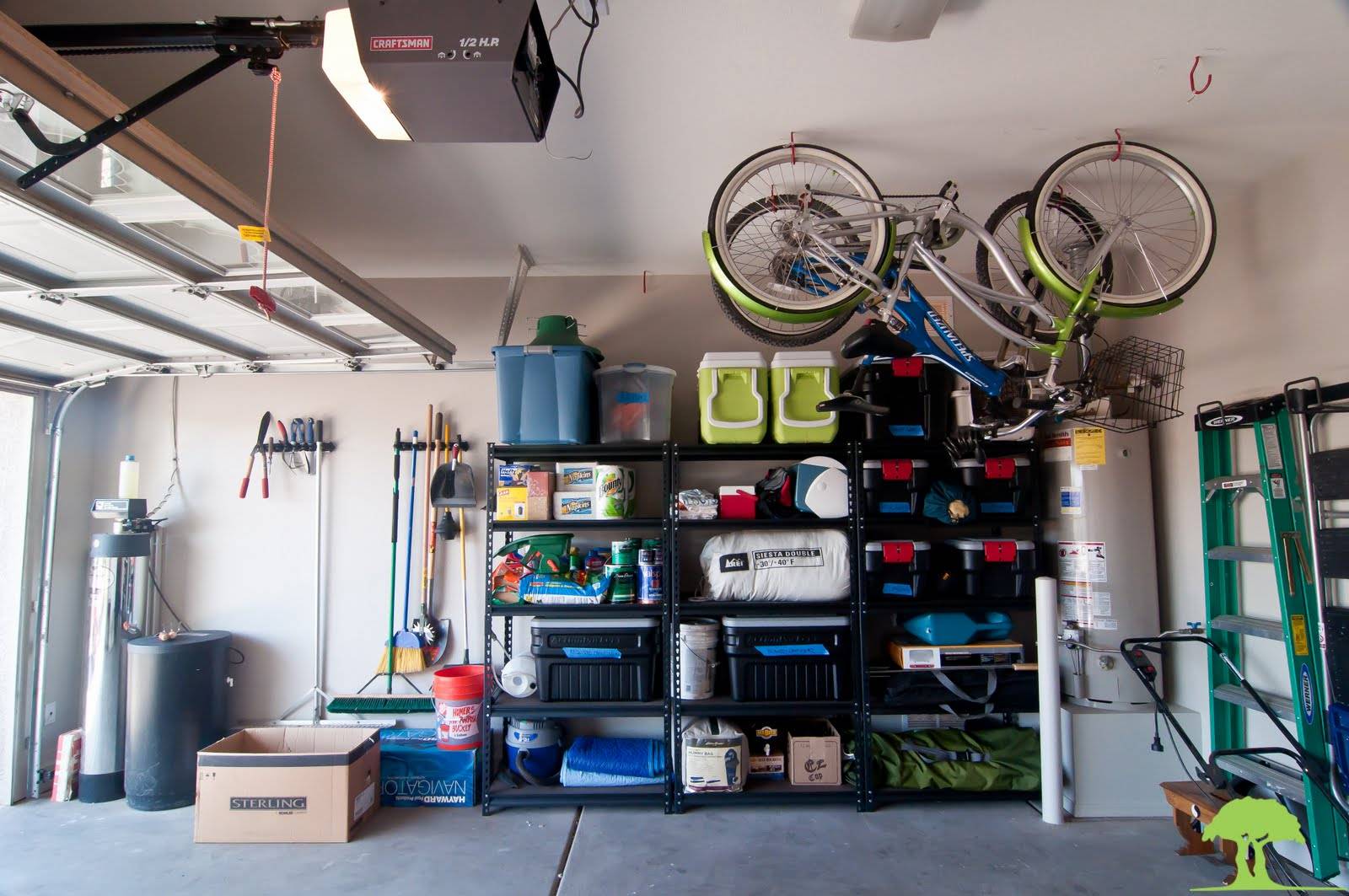 Оборудовано место. Обустройство гаража. Организация пространства в гараже. Идеи для гаража обустройство. Правильное обустройство гаража.