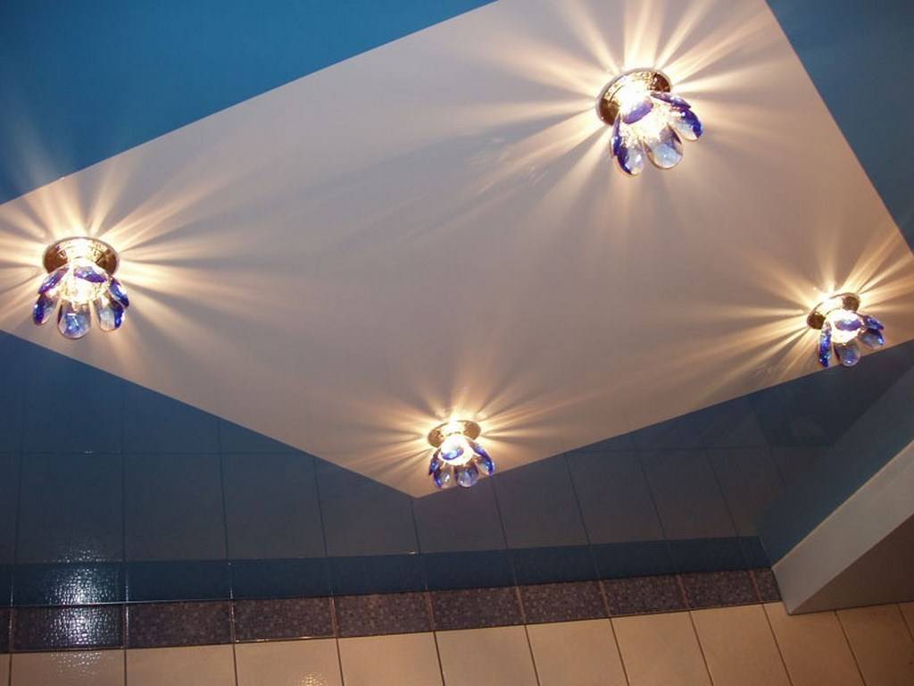 Светильники для натяжного потолка: разновидности, требования и монтаж