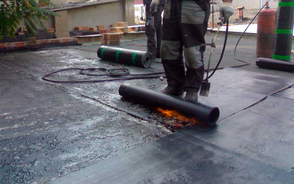 Укладка стеклоизола на крышу: технология, холодным способом, своими руками, на мастику, старый рубероид, видео, без горелки, паяльной лампой