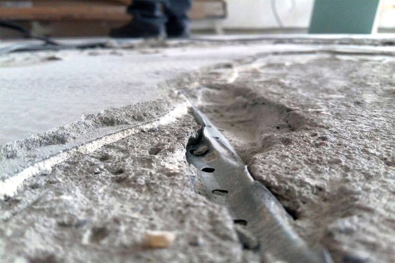 Трещины в стяжке. Цементно-Песчаная стяжка пола трещины. Потрескалась стяжка пола. Трещины в бетонном полу. Трещины в бетоне.