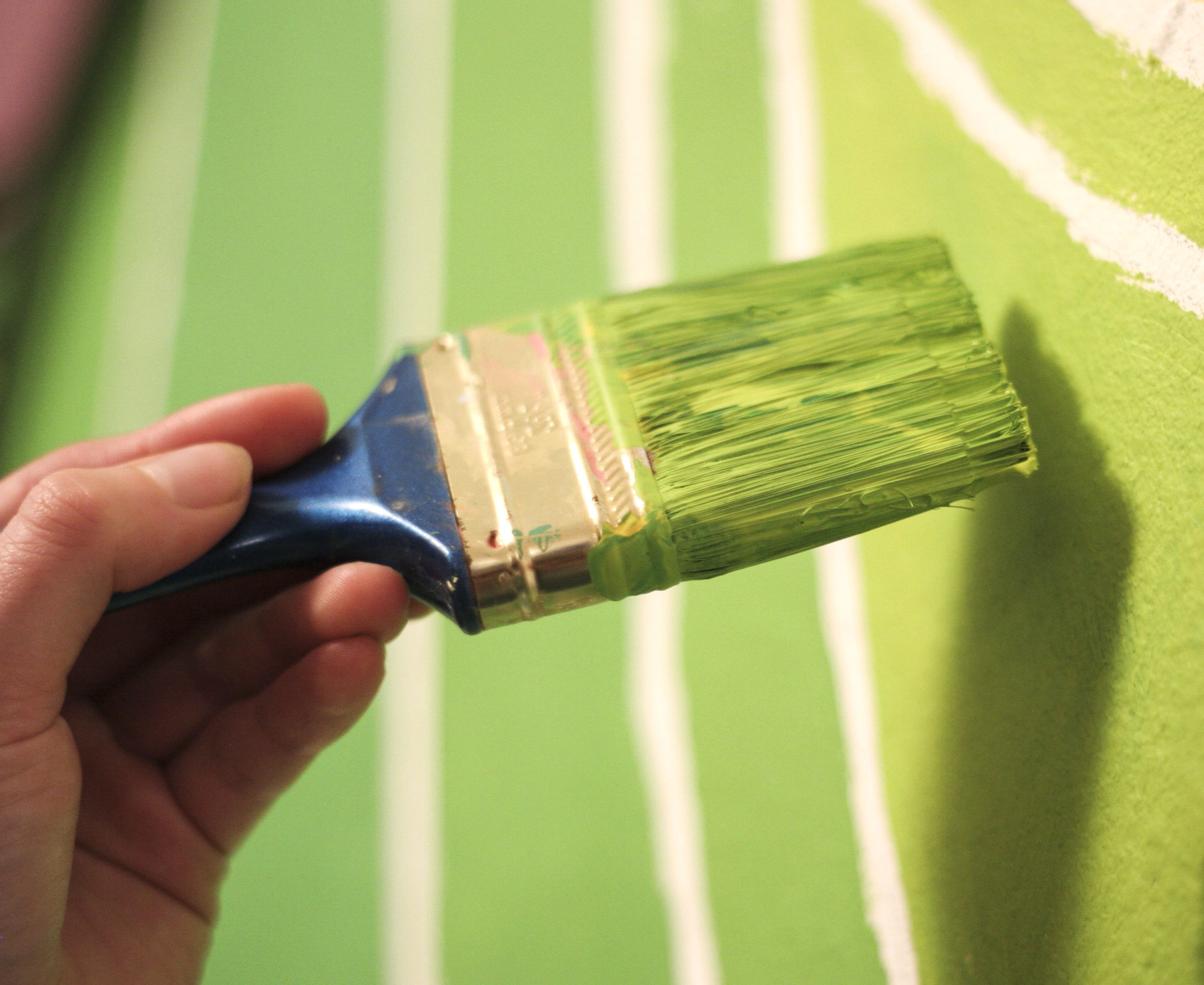 После лака можно красить. Краска зеленая. Кисть для покраски. Водоэмульсионная краска для дерева. Кисть красит стену.
